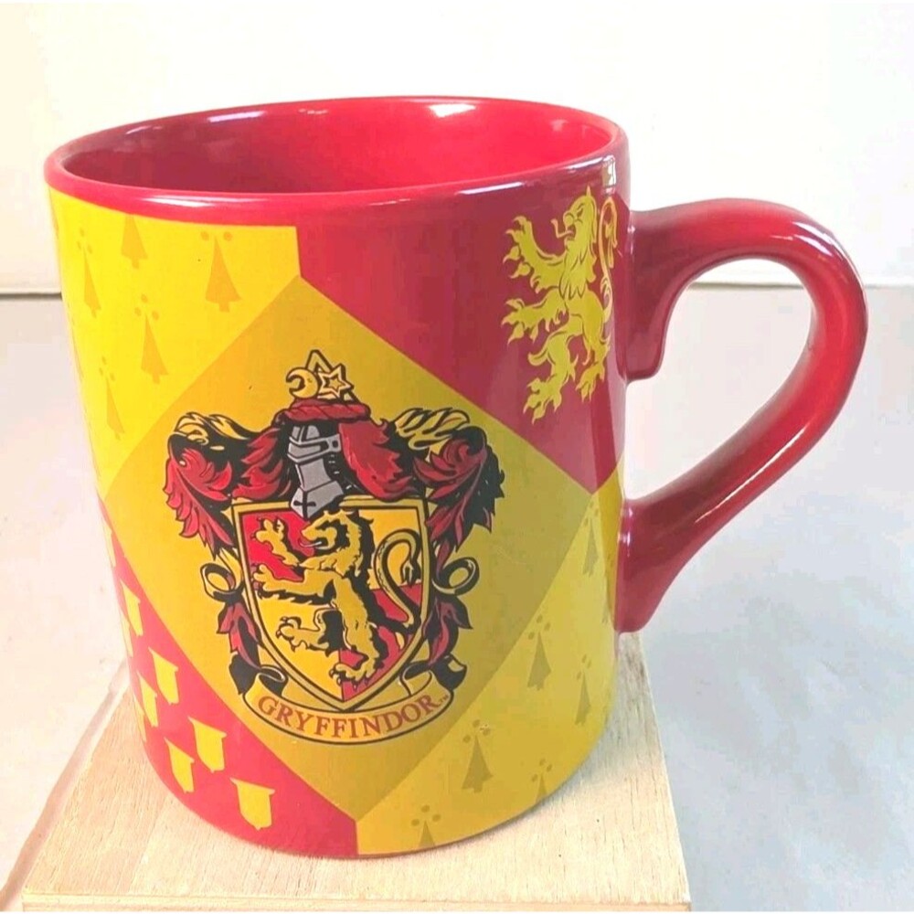 EUC Harry Potter Gryffindor Mug 14oz Ceramic Cup Wizard Hogwarts Houses Crests
